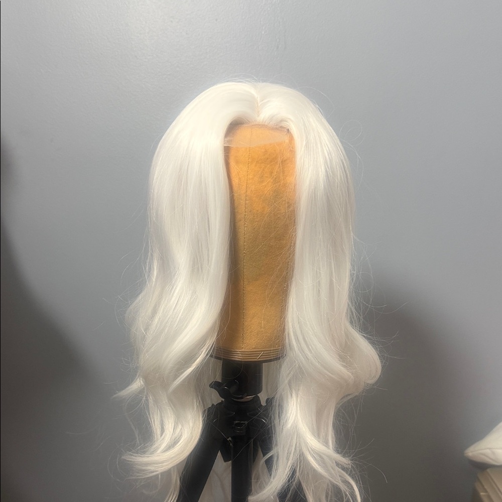 Elegant White Wavy Hair Wig synthetic